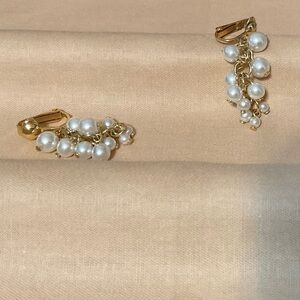 Vintage Beautiful Vintage Clip on Earrings!